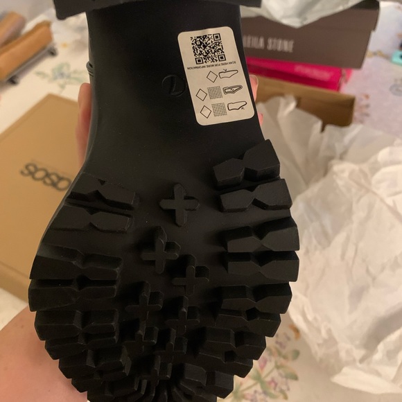 ASOS DESIGN Wide Fit Expect high heeled chunky chelsea boots in black - Picture 9 of 16